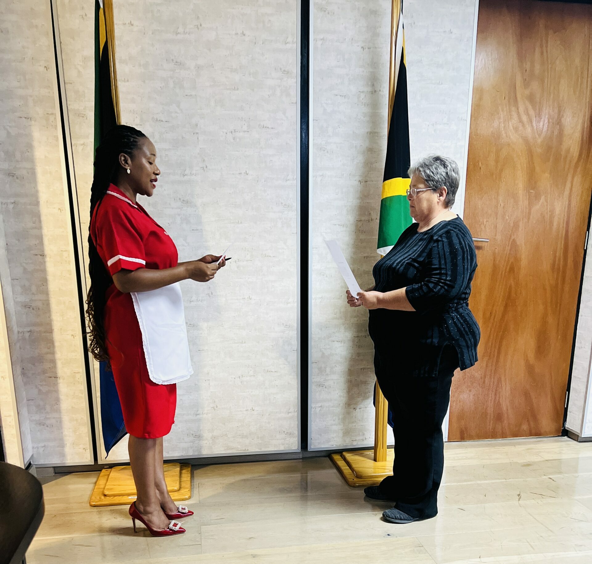 SPEAKER OFFICIATES SWEARING IN OF NEW DEMOCRATIC ALLIANCE COUNCILLOR SPEAKER OFFICIATES SWEARING IN OF NEW DEMOCRATIC ALLIANCE COUNCILLOR